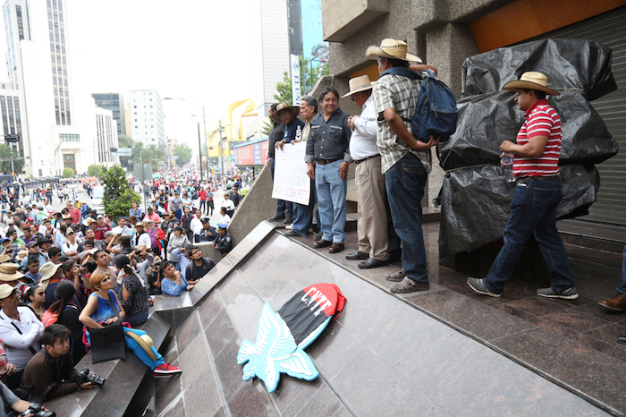 Ayer, profesores de la CNTE anunciaron un plantón en las inmediaciones de la Segob para exigir una mesa de negociación. Foto: Francisco Cañedo, SinEmbargo 