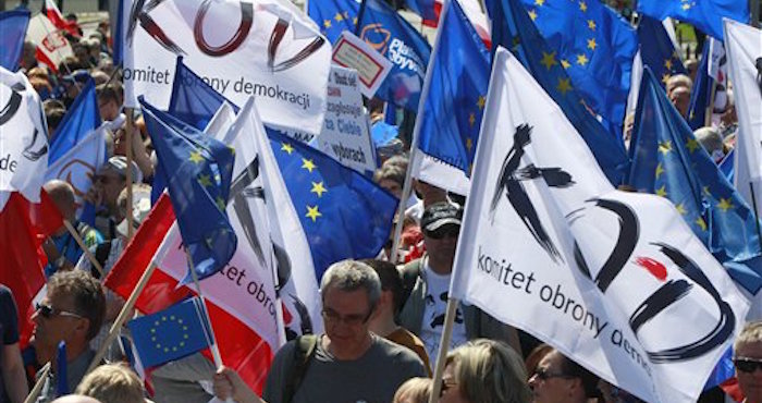 Opositores Del Gobierno Conservador De Polonia Salen a Las Calles Del Centro Para Protestar Contra Sus Políticas Que Ven Como Antidemocráticas Y Perjudiciales Para La Posición De Polonia En La Unión Europea Foto Ap