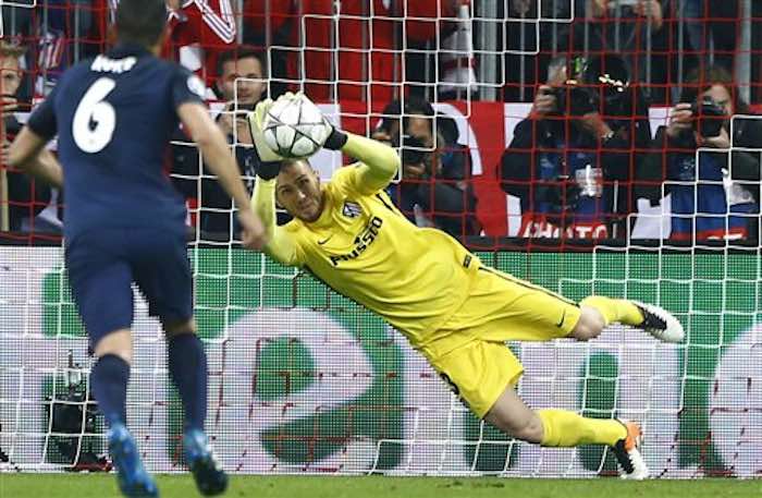 El Arquero De Atlético De Madrid Jan Oblak Ataja Un Penal Pateado Por Thomas Mueller Foto Matthias Schrader Ap