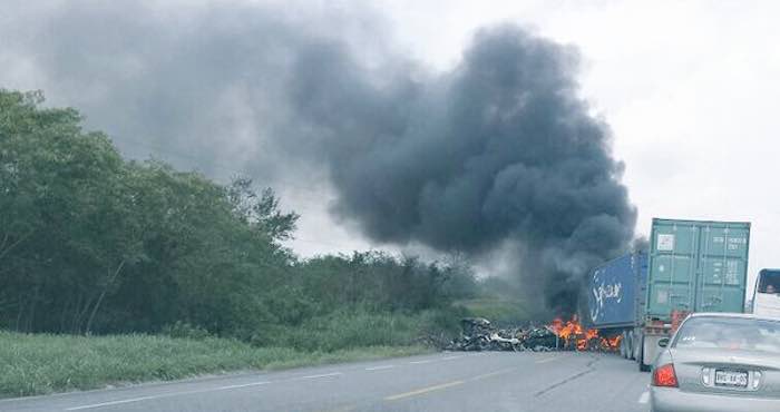 Con llantas incendiadas y un tractocamión, unos sujetos desconocidos bloquearon la carretera Victoria-Monterrey. Foto: Valor por Tamaulipas.