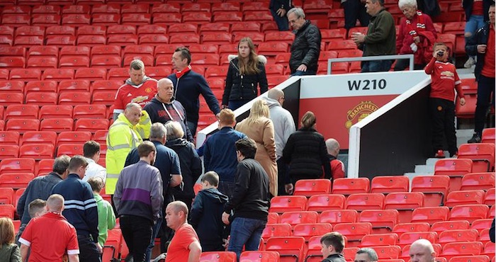 Una Parte De La Grada Del Estadio De Old Trafford manchester Ha Sido Evacuada Foto Efeepa