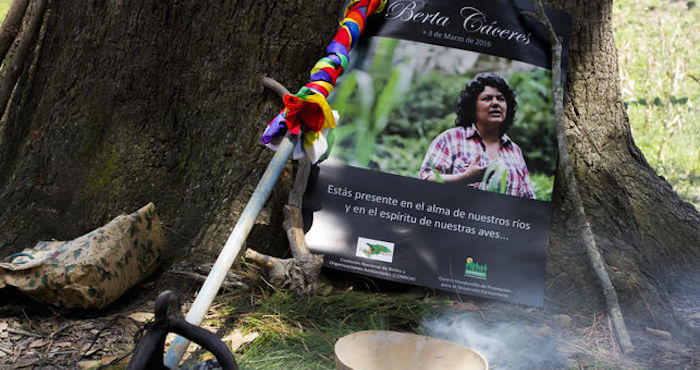 Ofrenda organizada por miembros del Consejo Cívico de Organizaciones Populares e Indígenas de Honduras (COPINH) para conmemorar la muerte de Berta Cáceres. Foto: Amnistía Internacional