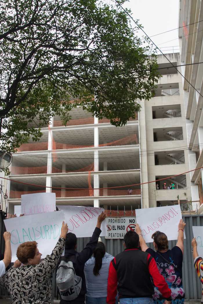 Vecinos De La San Miguel Chapultepec Protestaron Afuera Del Edificio Ubicado En El Número De La Calle General Tiburcio Montiel Foto Cuartoscuro