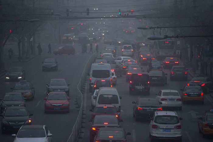 En Esta Fotografía De Archivo Del De Diciembre De Peatones Caminan Por Una Muy Transitada Intersección En Un Día Muy Contaminado En Beijing Casi Todos Los Residentes En Grandes Ciudades De Países Con Una Media De Ingresos Media O Baja Enfrentan Una Contaminación Excesiva Del Aire Un Problema Creciente Que Causa estragos En La Salud Humana Y Más De Millones De Muertes Prematuras Cada Año Explicó El Jueves De Mayo De La Oms Foto Jacques Brinon Ap