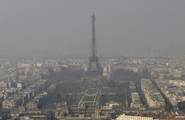 En Esta Fotografía De Archivo Del De Marzo De La Torre Eiffel Es Fotografiada Entre La Contaminación De París Casi Todos Los Residentes En Grandes Ciudades De Países Con Una Media De Ingresos Media O Baja Enfrentan Una Contaminación Excesiva Del Aire Un Problema Creciente Que Causa estragos En La Salud Humana Y Más De Millones De Muertes Prematuras Cada Año Explicó El Jueves De Mayo De La Oms Foto Jacques Brinon Ap