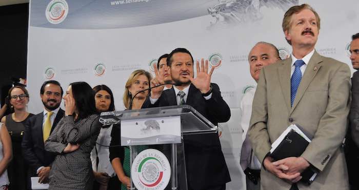 En la imagen, el Senador Fernando Herrera Ávila acompañado de senadores de la fracción del PAN durante una conferencia de prensa. Foto: Cuartoscuro.