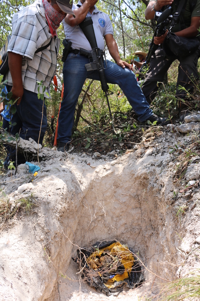 Dos fosas con restos humanos de al menos dos personas fueron halladas este jueves cerca de la comunidad de Tepehuixco, Chilapa, Guerrero. Foto: Luis Daniel, El Sur.