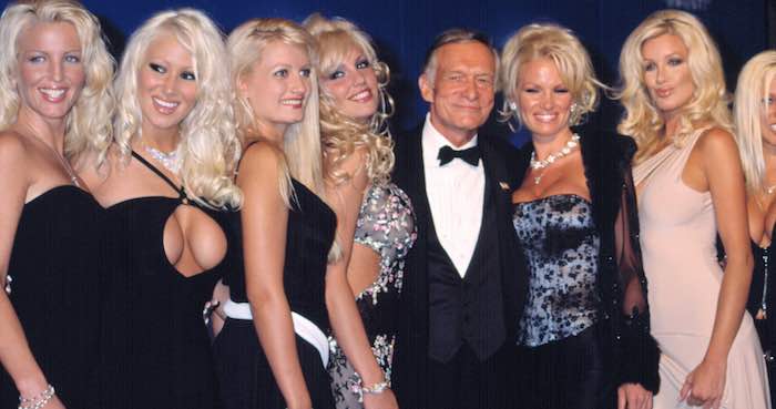 En la imagen, el dueño de "Playboy Hugh Hefner con algunas de sus "conejitas". Foto: Shutterstock.