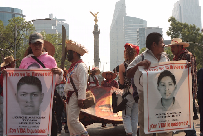 Integrantes Del Frente De Pueblos En Defensa De La Tierra Y Organizaciones Marchan Desde El Ángel De La Independencia Foto Valentina López Sinembargo