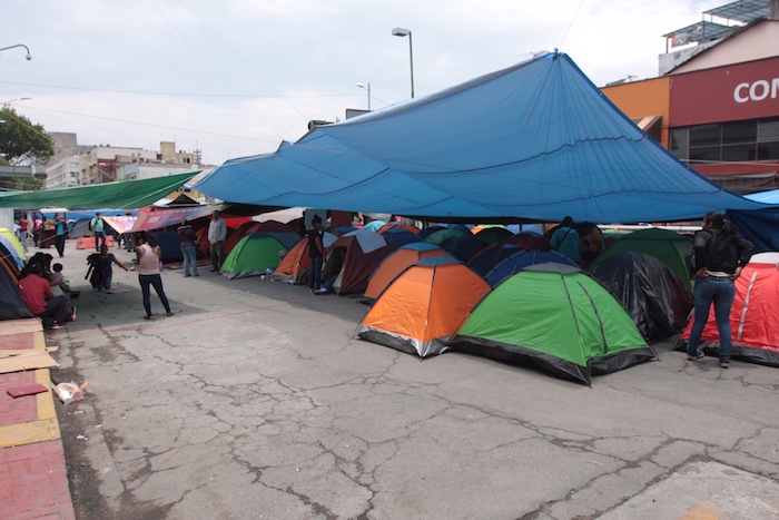 En la foto, decenas de tiendas de campaña instaladas en calles cercanas a la SEGOB. Foto: Valentina López, SinEmbargo.