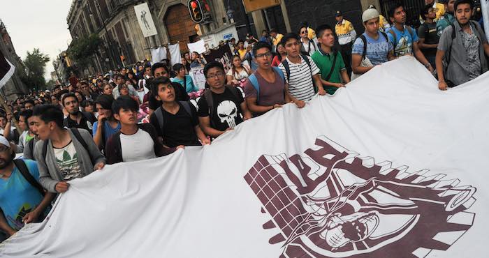 Ciudad De MÉxico abril Miles De Estudiantes Del Instituto Politécnico Nacional ipn Se Concentraron Afuera De La Secretaría De Educación Pública Luego De Una Marcha Que Inicio En El Casco De Santo Tomás Para Exigir Al Titular De La Sep Aurelio Nuño Mayer Dé Marcha Atrás La Adscripción Del Ipn a La Sep Foto Diego SimÓn SÁnchez cuartoscurocom