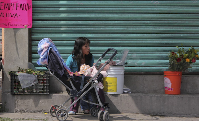 Ante la falta de oportunidades, algunas mujeres recurren al trabajo informal. Foto: Cuartoscuro