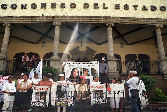 Gritando el nombre de sus hijos e hijas, madres y familiares de desaparecidos, asesinados y secuestrados en el estado de Morelos. Foto: Cuartoscuro. 