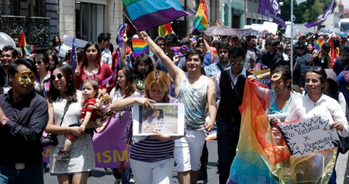 Desde Una Resolución De La Suprema Corte Consideró Inconstitucionales Las Leyes Estatales Que Prohíben El Matrimonio Homosexual Y Este Mismo Martes El Presidente De México Enrique Peña Nieto Puso En Su Foto De Perfil Su Rostro Con Una Bandera Gay De Fondo Foto Cuartoscuroarchivo