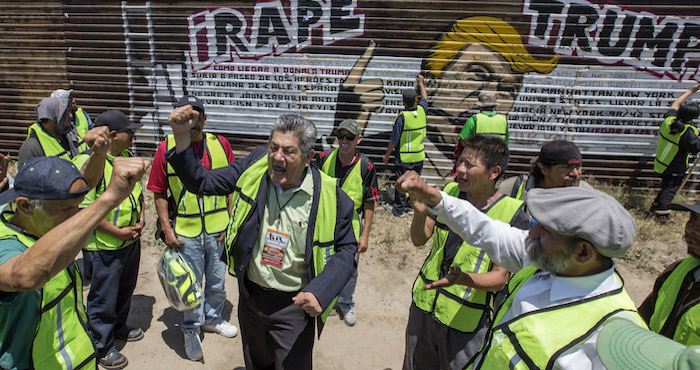 Activistas Se Reunieron a Un Costado Del Muro Fronterizo En La Colonia Libertad Donde Se Encuentra El Mural De Donald Trump Para Realizar La mega Mentada Foto Cuartoscuro