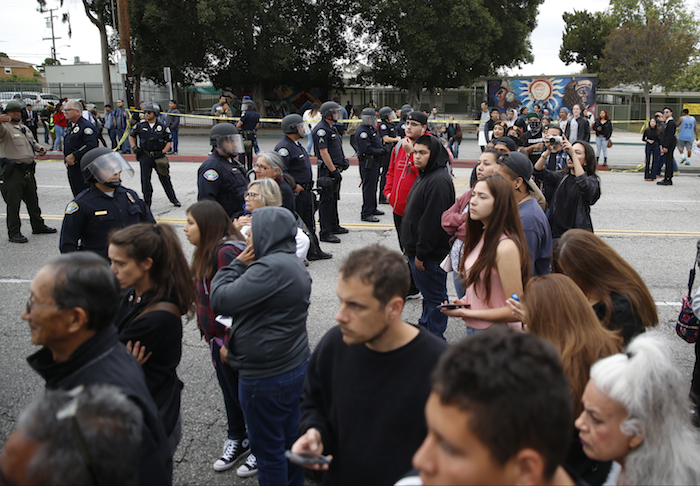 Policías Mantienen a Los Manifestantes Alejados De Un Acto De Campaña De La Precandidata Presidencial Demócrata Hillary Clinton En La Universidad Comunitaria Del Este De Los Angeles Foto Ap