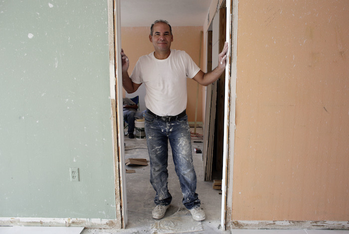 Edgar Ospina De Años Posa Para Una Foto En El Apartamento Que Está Reformando En Miami Beach Florida Ospina Que Ha Pasado Casi La Mitad De Su Vida En Estados Unidos Tras Emigrar Desde Colombia Solicitó Hace Poco La Nacionalización Se Vio Animado a Solicitarla Por Una Posible Presidencia De Donald Trump En Un Año Electoral Centrado En La Migración Foto Ap