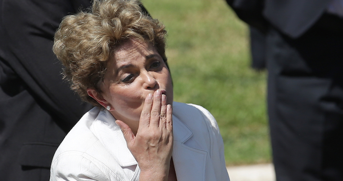 La Suspendida Presidenta De Brasil Dilma Roussef Lanza Besos a Sus Seguidores a Su Salida Del Palacio Presidencial De Brasilia Foto Archivoap