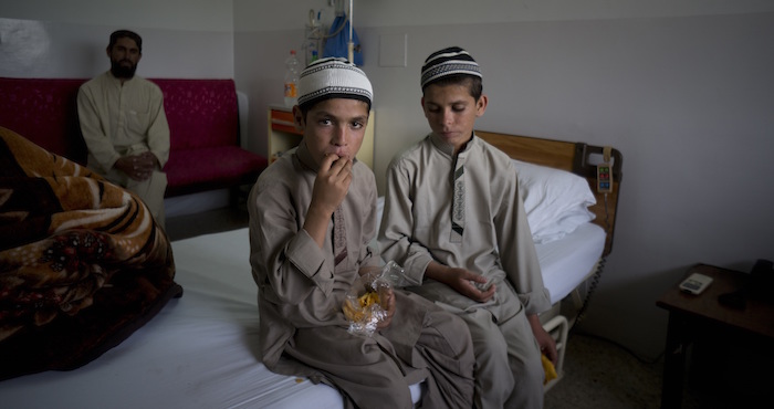 Los Niños Paquistaníes Abdul Rasheed De Años Izquierda Y Shoaib Ahmed De Años Están Sentados Sobre La Cama De Un Hospital En Islamabad Paquistán Foto Ap