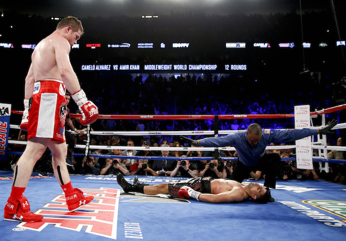 Canelo Álvarez a La Izquierda Observa Tras Noquear a Amir Khan En Su Combate De Peso Mediano De Their Wbc El Sábado De Mayo De En Las Vegas ap Fotojohn Locher