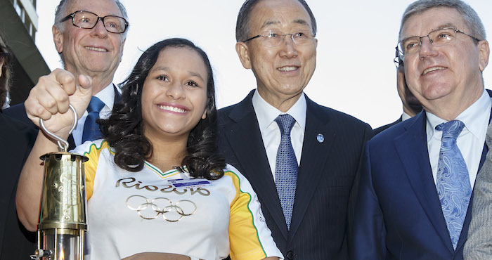 La Niña Bruna Gabrielle Pitta Sostiene La Llama Olímpica Al Lado Del Presidente Del Comité Organizador De Los Juegos Olímpicos De Río De Janeiro Carlos Nuzman Izquierda El Secretario General De La Onu Ban Ki Moon Centro Y El Presidente Del Coi Thomas Bach Durante Una Visita De La Llama Olímpica a La Sede De La Onu Foto Ap