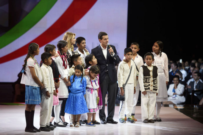 El Presidente con nuños indígenas durante el Tianguis Turístico de Guadalajara. Foto: Cuartoscuro