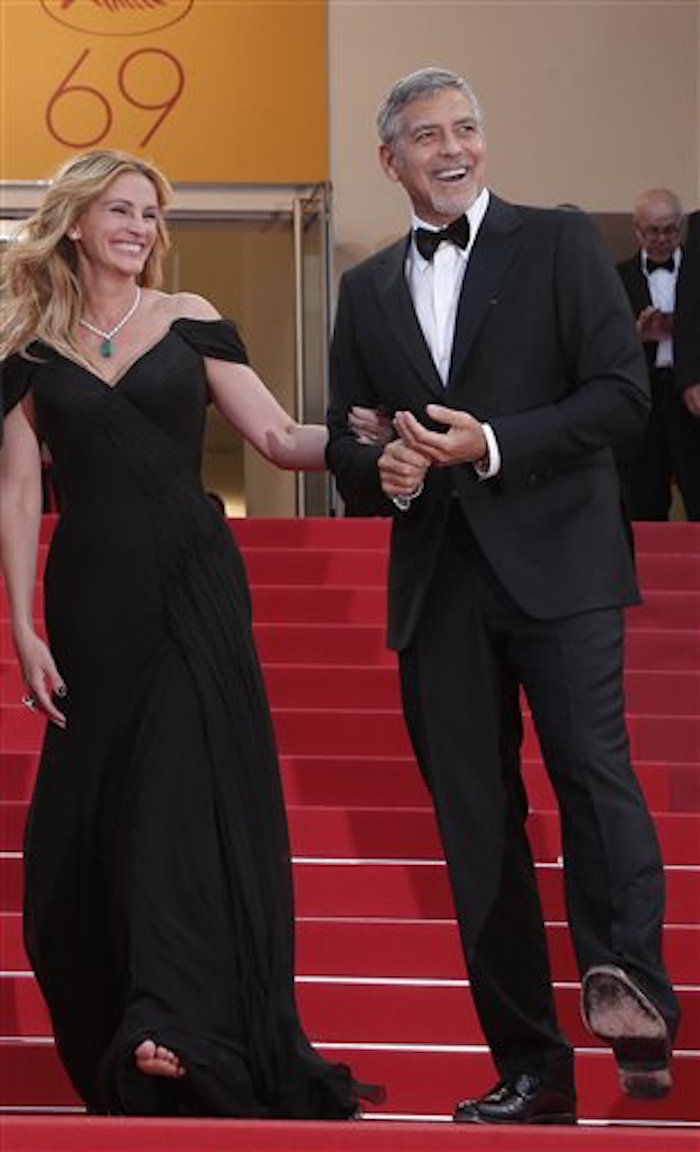 La Actriz Julia Roberts Descalza Y El Actor George Clooney Posan Al Llegar a La Premiere De La money Monster En El Festival De Cine De Cannes Foto Ap