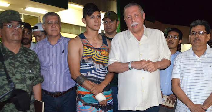 El Gobernador De Tamaulipas Egidio Torre Cantú c d Y Al Futbolista Alan Pulido c i En Las Primeras Imágenes Tras El Plagio Foto Efe