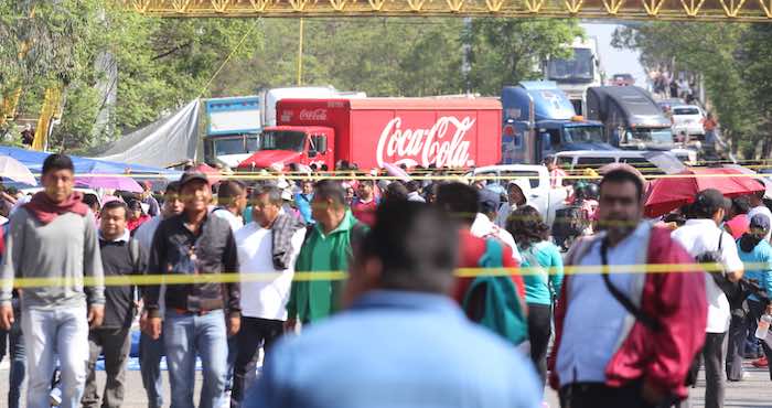 En la imagen, profesores de la sección 22 de la CNTE bloquean los accesos carreteros a la ciudad de Oaxaca durante su segundo día de paro. Foto: Cuartoscuro.