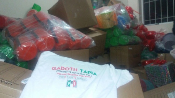 Playeras con el nombre del candidato del PRI a la Alcaldía de Tula, Ismael Gadoth Tapia. Foto: Twitter 