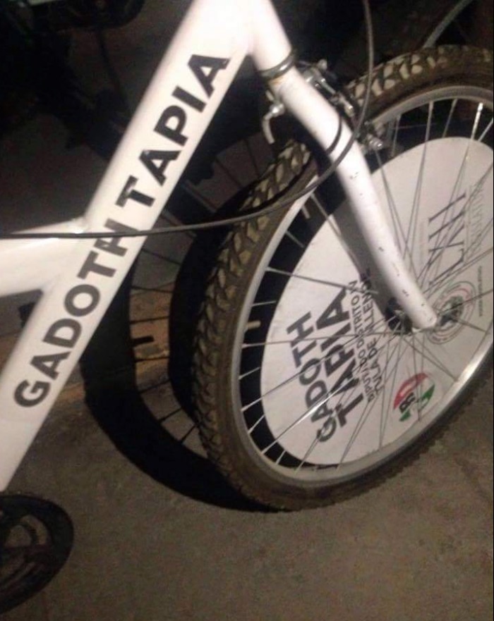 Bicicletas rotuladas con el nombre de Ismael Gadoth, candidato del PRI en Tula. Foto: Twitter 