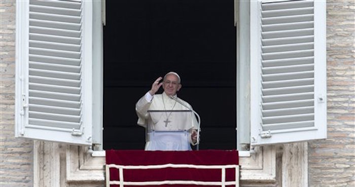 El Papa Francisco Da Su Bendición Desde La Ventana De Su Despacho Frente a La Plaza De San Pedro El Den El Vaticano Foto Alessandra Tarantino Ap