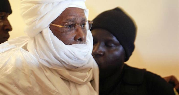 El Ex Dictador Chadiano Hissène Habré i a Su Llegada Al Tribunal De Dakar Senegal El De Julio De Foto Efearchivo