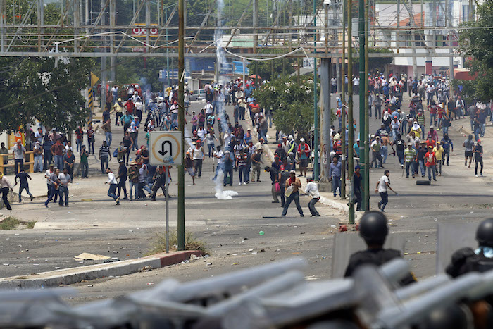 Ayer Manifestantes De La Cnte Se Enfrentaron a Miembros De La Policía Estatal En Chiapas Foto Cuartoscuro