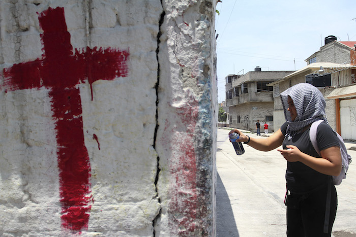 CHIMALHUACÁN, ESTADO DE MÉXICO, 29MAYO2016.- Cerca de 300 mujeres realizaron una marcja cargando cruces rosas en las calles de este municipio, para exigir justicia por los feminicidios registrados en esta municipio y en el estado mexiquense. Las manifestantes partieron de la alcaldía hasta las orillas del Bordo de Xochiaca, en los límites con el municipio de Nezahualcóyotl, ahí colocaron las cruces rosas que portaban, y que son un recordatorio de estos homicidios quer permanecen sin castigo, además denunciaron que varias cruces han sido arrancadas de este lugar. FOTO: CUARTOSCURO.COM