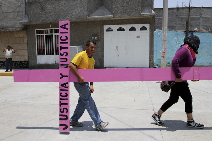 CHIMALHUACÁN, ESTADO DE MÉXICO, 29MAYO2016.- Cerca de 300 mujeres realizaron una marcja cargando cruces rosas en las calles de este municipio, para exigir justicia por los feminicidios registrados en esta municipio y en el estado mexiquense. Las manifestantes partieron de la alcaldía hasta las orillas del Bordo de Xochiaca, en los límites con el municipio de Nezahualcóyotl, ahí colocaron las cruces rosas que portaban, y que son un recordatorio de estos homicidios quer permanecen sin castigo, además denunciaron que varias cruces han sido arrancadas de este lugar. FOTO: CUARTOSCURO.COM