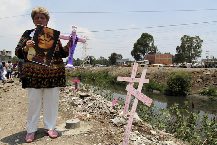 CHIMALHUACÁN, ESTADO DE MÉXICO, 29MAYO2016.- Cerca de 300 mujeres realizaron una marcja cargando cruces rosas en las calles de este municipio, para exigir justicia por los feminicidios registrados en esta municipio y en el estado mexiquense. Las manifestantes partieron de la alcaldía hasta las orillas del Bordo de Xochiaca, en los límites con el municipio de Nezahualcóyotl, ahí colocaron las cruces rosas que portaban, y que son un recordatorio de estos homicidios quer permanecen sin castigo, además denunciaron que varias cruces han sido arrancadas de este lugar. FOTO: CUARTOSCURO.COM