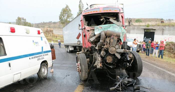 En La Imagen El Tráiler Kenworth Color Rojo Que Chocó Con El Autotransporte Foto Provincia