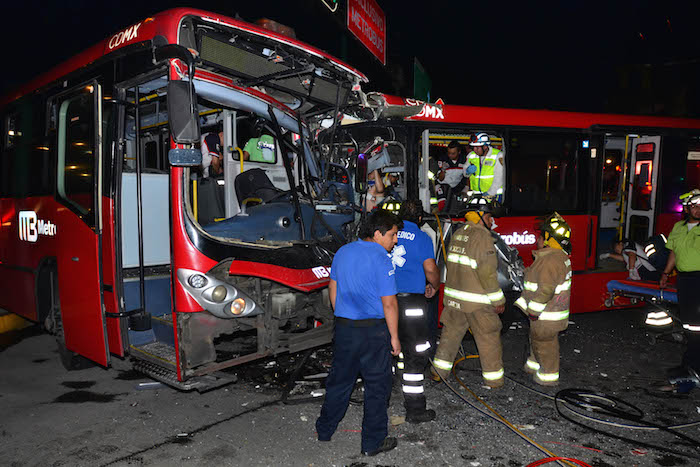 CIUDAD DE MÉXICO., 29MAYO2016.- Fuerte choque se registró entre dos unidades de transporte Metrobus, quedando los dos choferes de estos camiones prensados entre los fierros de la cabina, por lo que personal paramédico laboro por varios minutos, para su liberación y traslado a un hospital. Los hechos, se registraron en el cruce de Calzada Vallejo y Cuitláhuac de la colonia EL Porvenir. FOTO: LUIS CARBAYO /CUARTOSCURO.COM