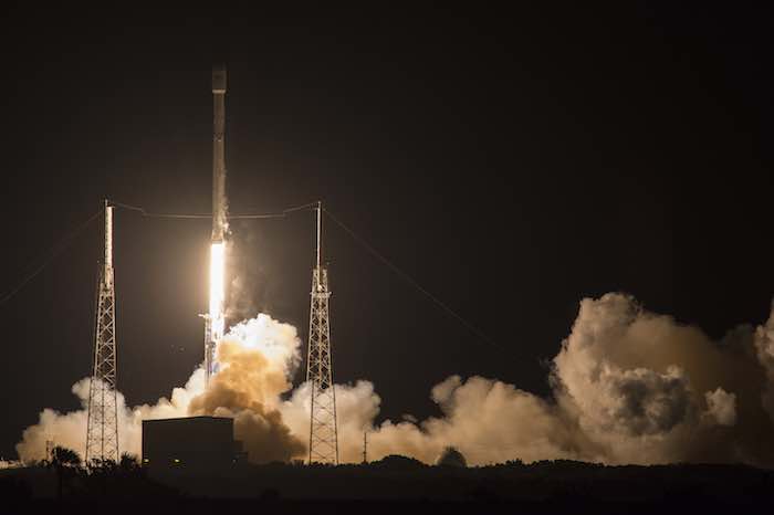 El Cohete Falcon De Spacex Lanza El Satélite De Comunicaciones Jcsat En Cabo Cañaveral Florida En La Madrugada Del De Mayo De Foto Ap