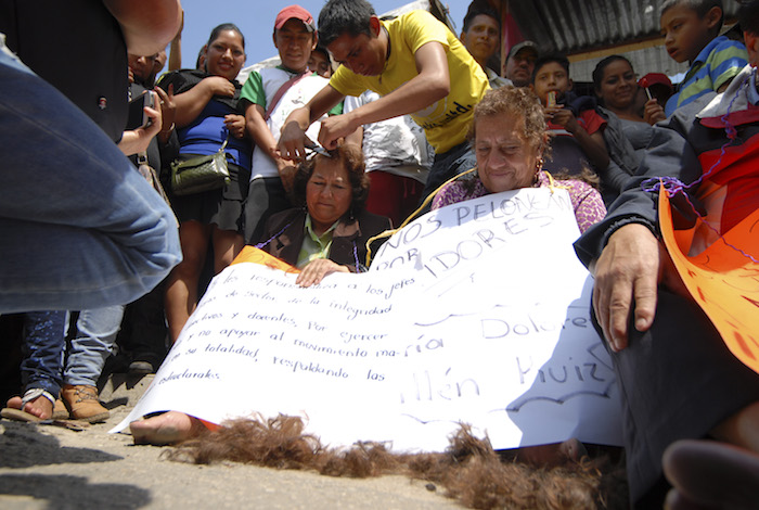 Seis funcionarios y maestros fueron rapados por maestros opositores a la Reforma Educativa. Foto: Cuartoscuro 