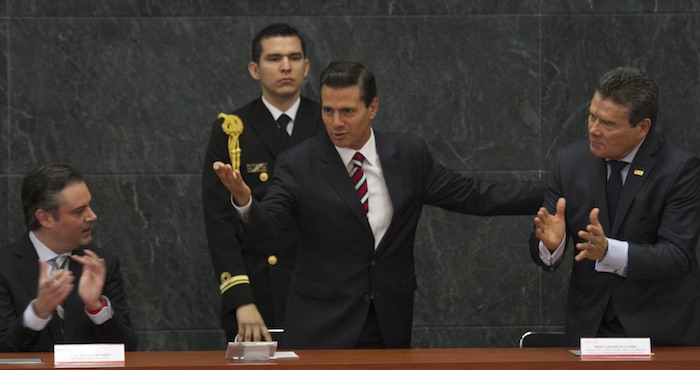 Aurelio Nuño Mayer Secretario De Educación Pública Enrique Peña Nieto Presidente De México Y Juan Díaz De La Torre Presidente Del Consejo General Del Sindicato Nacional De Trabajadores De La Educación En El Festejo Del Día Del Maestro Foto Cuartoscuro