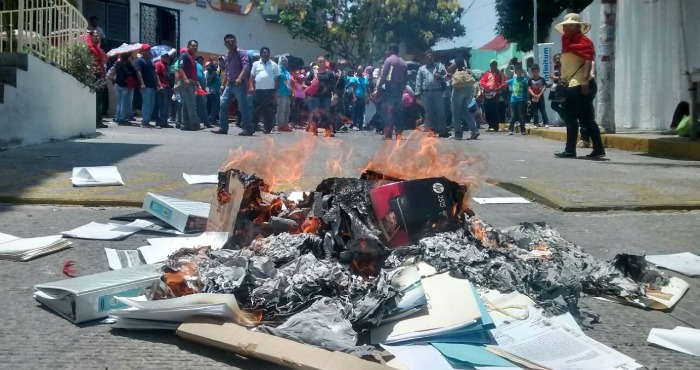 Integrantes De La Ceteg Destrozaron Mobiliario Y Quemaron Documentación