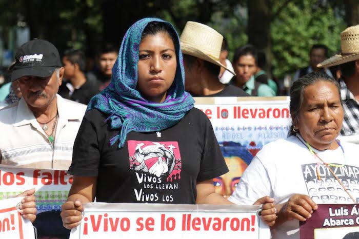 La movilización de los padres de los 43 normalistas por las embajadas en la Ciudad de México es para exhibir el nivel de violencia que se vive en el país. Foto: Francisco Cañedo, SinEmbargo. 