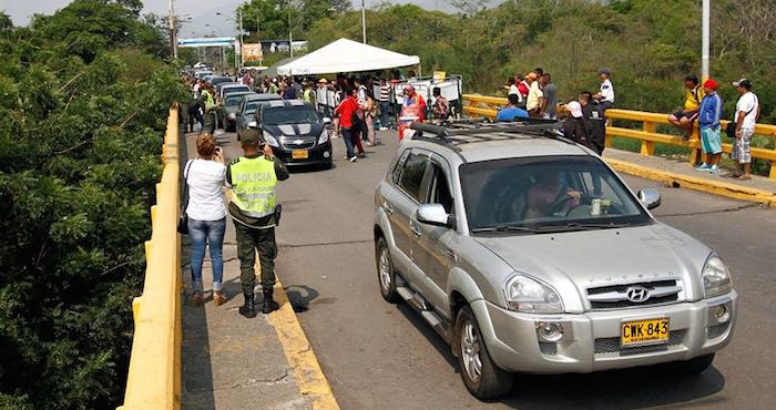 Conductores Hacen Fila Para Ingresar a Venezuela Por El Puente Internacional Simón Bolívar Debido Al Cierre De La Frontera Con Colombia En Cúcuta Colombia Foto Archivo Efe