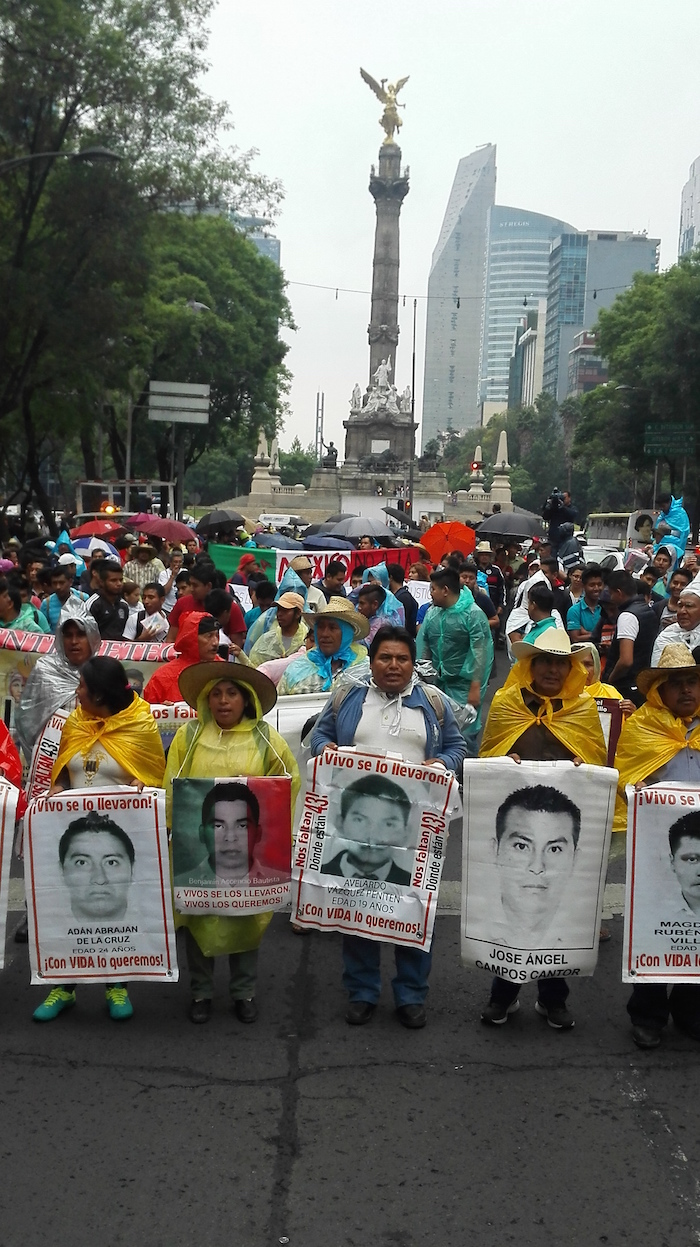 Padres de los 43 normalistas de Ayotzinapa marchan a la PGR. Foto: Luis Barrón