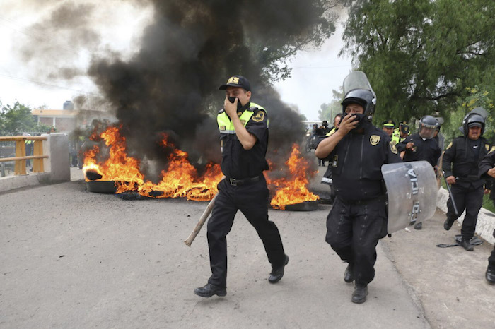 Los Habitantes Quemaron Llantas Para Impedir El Paso a Las Fuerzas De Seguridad Foto Cuartoscuro