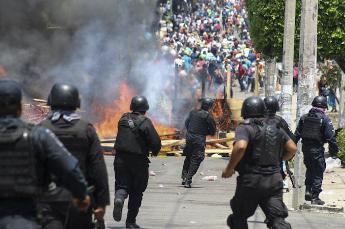 Maestros De La Sección De La Cnte Se Enfrentaron Con Policías En Una De Las Entradas a Esta Ciudad El Saldo Del Enfrentamiento Es Al Menos Un Policía Y Varios Profesores Heridos Foto Cuartoscuro