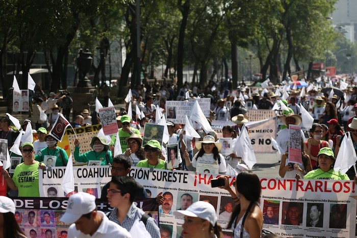 ¿Por qué los buscamos?, gritaban. Porque los amamos, se respondían durante la marcha. Foto: Francisco Cañedo, SinEmbargo. 