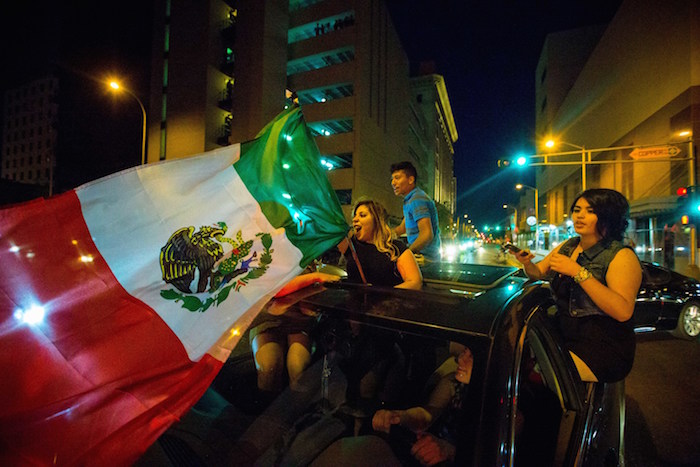 Manifestantes antiTrump ondearon la bandera mexicana durante su visita a Albuquerque. Foto: AP